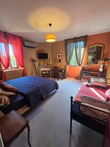 La Casa Mora Grande في Asson: غرفة نوم بها سرير وكرسي ومرآة