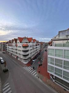 einen Luftblick auf eine Stadtstraße mit Gebäuden in der Unterkunft Zoute74 - Luxury Penthouse in Knokke-Heist
