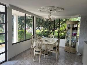 Aed väljaspool majutusasutust Hermosa Casa Quinta En Chinauta