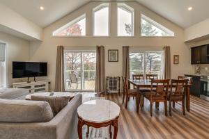 TV/trung tâm giải trí tại Keuka Lake Retreat Steps From Marina!