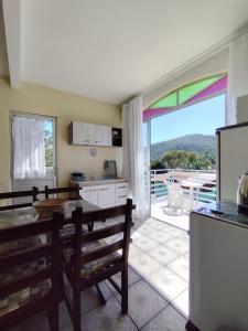 Pousada do Betão في غواردا دو إمباو: مطبخ مع طاولة وإطلالة على الفناء