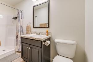 Phòng tắm tại Keuka Lake Retreat Steps From Marina! +19 ảnh