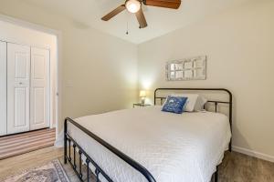 Giường trong phòng chung tại Keuka Lake Retreat Steps From Marina!