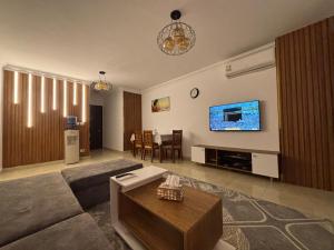 Μια τηλεόραση ή/και κέντρο ψυχαγωγίας στο Luxury Inn: 3BR Amazing View in Madinaty12