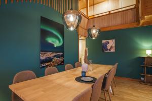 een eetkamer met een houten tafel en enkele verlichting bij Urban Arctic Living in Tromsø