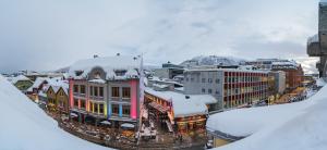 een stad bedekt met sneeuw met gebouwen bij Urban Arctic Living in Tromsø