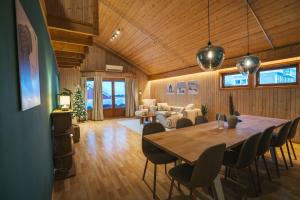 een eetkamer met een houten tafel en stoelen bij Urban Arctic Living in Tromsø