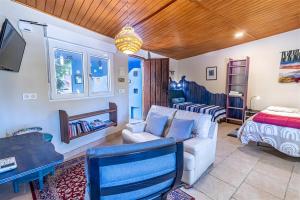 a living room with a couch and a tv at Aguas Calmas in Nigüelas