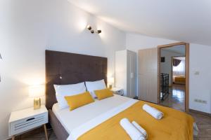 Un pat sau paturi într-o cameră la Beautiful Holiday Home "Villa Luka" +66 fotografii