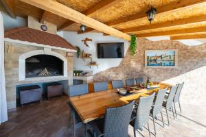 Un televizor și/sau centru de divertisment la Beautiful Holiday Home "Villa Luka"