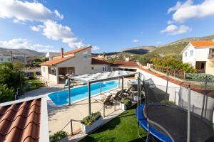 Piscina de la sau aproape de Beautiful Holiday Home "Villa Luka"