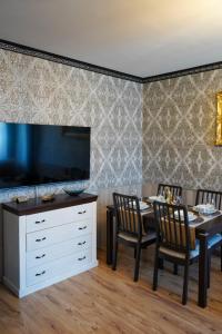 Μια τηλεόραση ή/και κέντρο ψυχαγωγίας στο Pirin Elegance Apartment by Gondola Lift