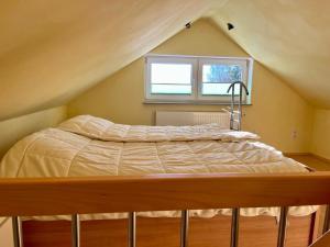 ein Bett in einem Zimmer mit Fenster in der Unterkunft Fernblick Giershagen in Marsberg