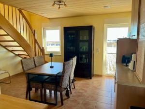 ein Esszimmer mit einem Tisch und einigen Stühlen in der Unterkunft Fernblick Giershagen in Marsberg + 6 Fotos