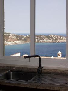 a kitchen sink with a view of the ocean at Casa José in La Herradura