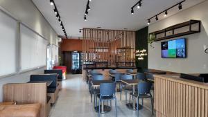 un ristorante con sedie e tavoli e un bar di Flat & Hotel Executive a Confresa