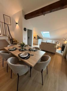 a dining table and chairs in a living room at Skywalk Loft Willingen in Willingen