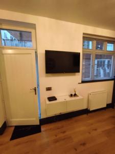 Televiisor ja/või meelelahutuskeskus majutusasutuses Heven of Malkolm