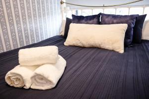 Voodi või voodid majutusasutuse Cosy Airport Retreat With Netflix and Fresh Bakes toas