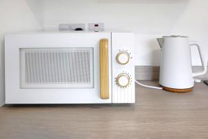 Köök või kööginurk majutusasutuses Cosy Airport Retreat With Netflix and Fresh Bakes