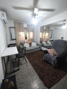 ein Wohnzimmer mit einem Bett und einer Couch in der Unterkunft una caricia al alma in Neuquén