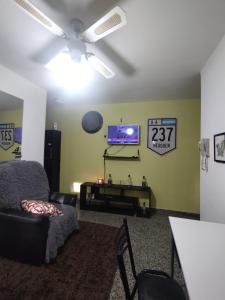 ein Wohnzimmer mit Couch und Flachbildfernseher in der Unterkunft una caricia al alma in Neuquén