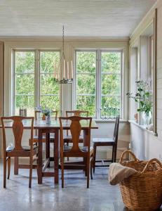 Posezení v ubytování Historic Blacksmith House From 1740 In Bennebols Bruk