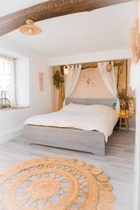 une chambre avec un lit à baldaquin dans l'établissement Chez marie, à Spa