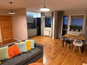 una sala de estar con un sofá y una mesa en Home4You, en Cracovia