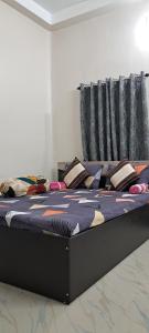 ein großes Bett in einem Zimmer mit Kissen darauf in der Unterkunft Diya STAYS in Rāmpur Hāt