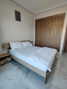 Ένα ή περισσότερα κρεβάτια σε δωμάτιο στο Brand new apartment in Sport city Tangier +32 φωτογραφίες