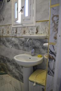 un baño con lavabo y espejo en family home, en Siwa