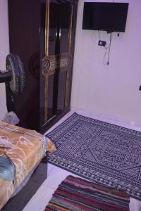 Habitación con cama y alfombra en el suelo en family home, en Siwa