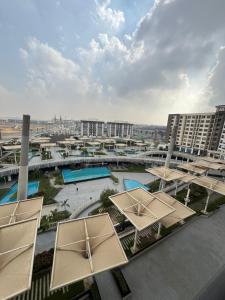 开罗elegant one bedroom hotel appartment Porto New Cairo pool access的从带建筑的阳台欣赏风景