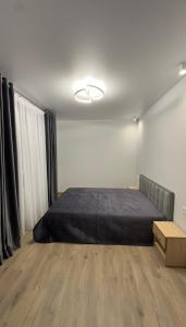 クラマネッツにあるSunset SPA apartのベッドルーム1室(黒い掛け布団付きのベッド1台付)