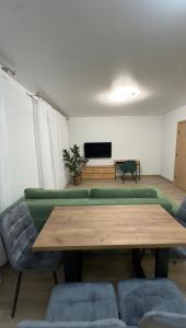 クラマネッツにあるSunset SPA apartのソファとテーブルのあるリビングルーム