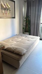 een groot bed in een kamer met bij Bela Vista Residence Piscina Privativa in Porto De Galinhas