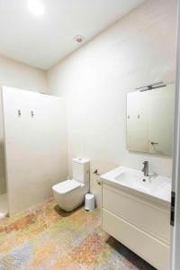 Un baño blanco con inodoro y lavabo. en Casa Joan, en Denia 69 fotos más