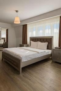 En eller flere senge i et værelse på Luxury Penthouse-Poiana Brasov