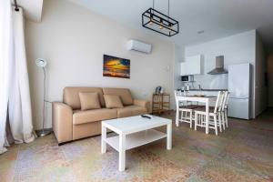 una sala de estar con un sofá y una mesa en Casa Joan, en Denia