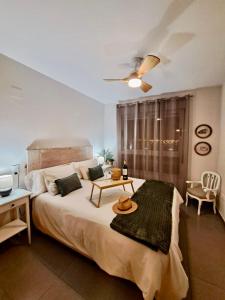 una camera da letto con un letto con un cappello sopra di kalma a Moncófar