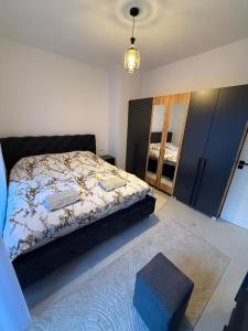 普里什蒂纳Central Lux Apartmens的带床和镜子的卧室