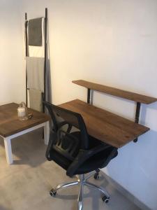 un bureau et une chaise à côté d'une table dans l'établissement Entre Jazmines & Glicinas, à Lobos