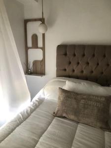 une chambre avec un lit avec un oreiller dessus dans l'établissement Entre Jazmines & Glicinas, à Lobos