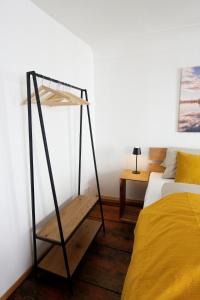 - une chambre avec un lit et une étagère à côté d'un lit dans l'établissement Charming Old Town Apartment - Central and Cozy, à Passau