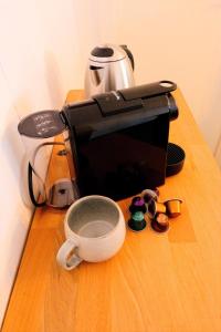 - une cafetière sur une table en bois avec une tasse dans l'établissement Charming Old Town Apartment - Central and Cozy, à Passau