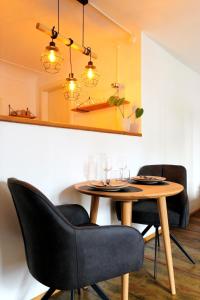 une salle à manger avec une table et deux chaises dans l'établissement Charming Old Town Apartment - Central and Cozy, à Passau