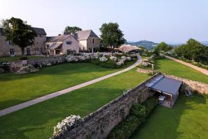 eine Luftansicht eines Hauses mit einer Steinmauer in der Unterkunft Les Terrasses de MAJORAC - Le Cottage in Bozouls
