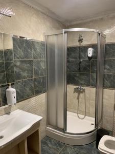 Koupelna v ubytování Gelgor Hotel + 53 fotografií