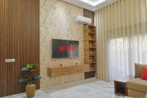 TV a/nebo společenská místnost v ubytování Cozy Modern Studio Near Zenâta Beach